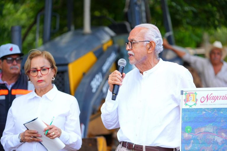 A COMPOSTELA LLEGA EL DOCTOR A SUPERVISAR OBRA DE AGUA POTABLE