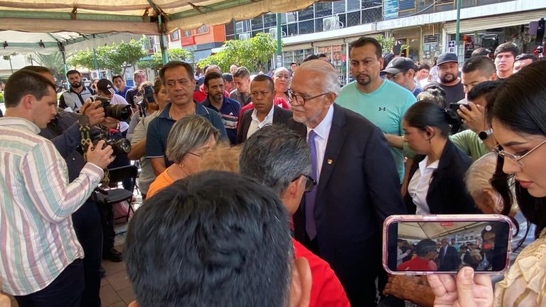 GOBERNADOR DARÁ CRÉDITOS SIN INTERESES A LOCATARIOS VÍCTIMAS DEL INCENDIO