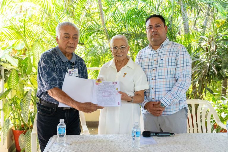 ENTREGA PRESIDENTA DEL DIF ESCRITURAS A CASA CLUB «ABUELOS DE BUCERÍAS LA ALEGRÍA DE VIVIR»