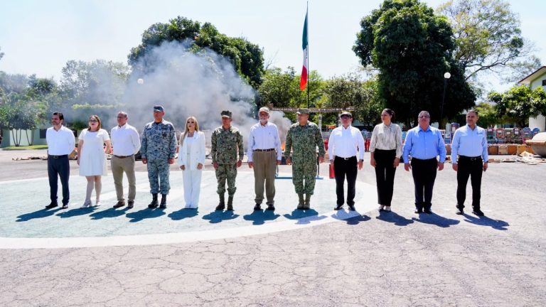 MILITARES DESTRUYEN MÁQUINAS TRAGAMONEDAS, ANTE LA PRESENCIA DEL DOCTOR