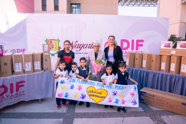 ENTREGA PRESIDENTA DEL DIF APOYOS A PLANTELES EDUCATIVOS DE TEPIC