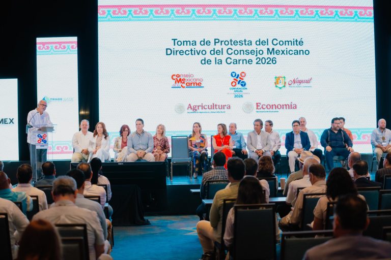 EL DOCTOR TOMÓ PROTESTA A NUEVA DIRIGENCIA DE LA COMECARNE