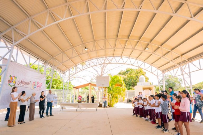 HASTA HUAYNAMOTA LLEVA APOYOS LA DOCTORA BEATRIZ