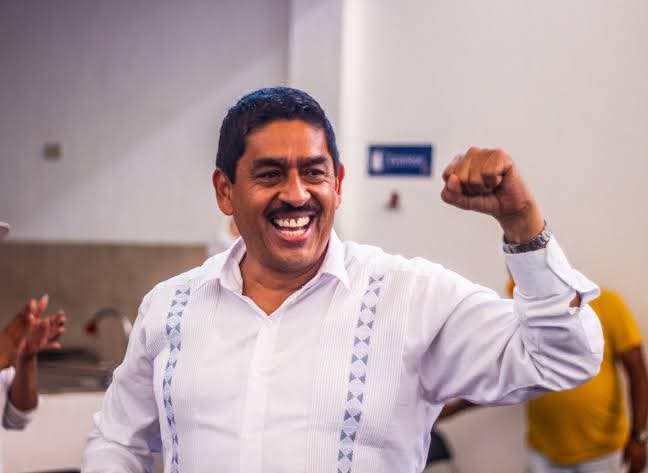 ADAHÁN CASAS VA POR LA GUBERNATURA