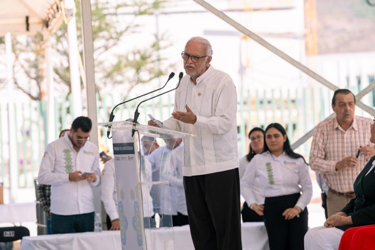 GOBERNADOR ENTREGA RECONOCIMIENTO A MÉDICOS Y ENFERMERAS