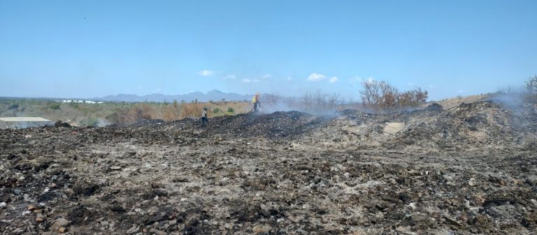 SIGUEN APAGANDO INCENDIO DEL BASURERO DE ACAPONETA