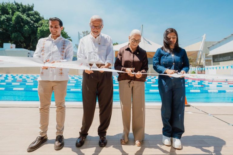 Rommel Pacheco, Miguel Ángel Navarro y Beatriz Estrada inauguran alberca olímpica del parque La Loma en Tepic