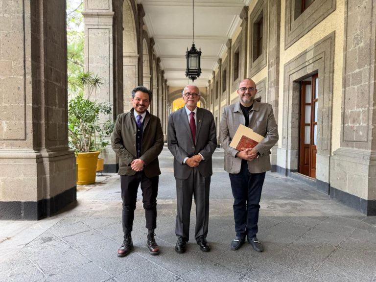 EL DOCTOR SIGUE GESTIONANDO RECURSOS PARA SALUD Y EDUCACIÓN