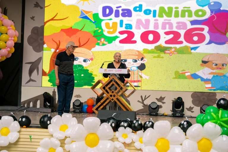 EL DOCTOR Y LA DOCTORA CELEBRAN A LAS NIÑAS Y NIÑOS EN LA LOMA DE TEPIC