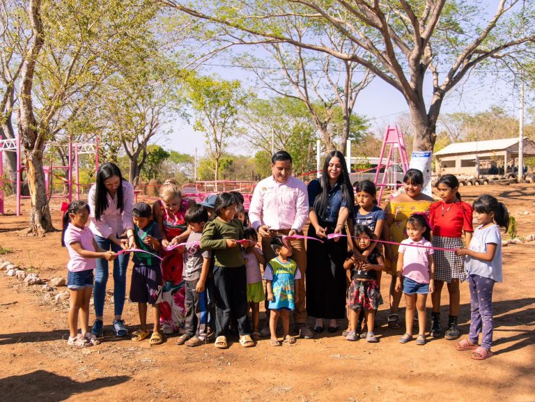 LA PRIMERA DAMA DEL ESTADO LLEVA CISTERNAS A POBLADOS MARGINADOS