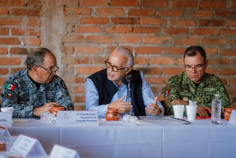 EN PLENA SIERRA, EL DOCTOR PRESIDE MESA DE SEGURIDAD