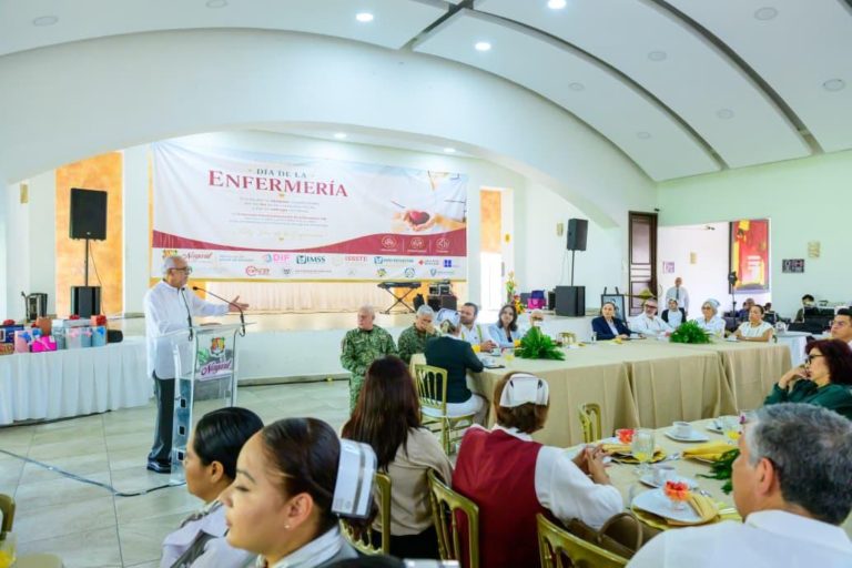 LOS DOCTORES RECONOCEN A ENFERMERAS Y ENFERMEROS