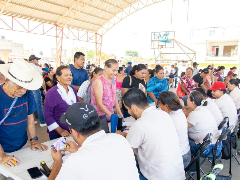ENTREGA LA DOCTORA DOTACIONES ALIMENTARIAS A VECINOS DE COLONIA 3 DE JULIO DE TEPIC