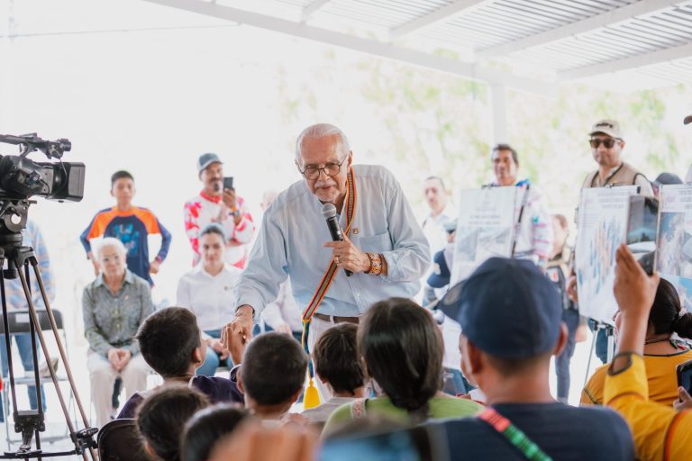 LOS DOCTORES LLEVAN APOYOS A COLORADO DE LA MORA