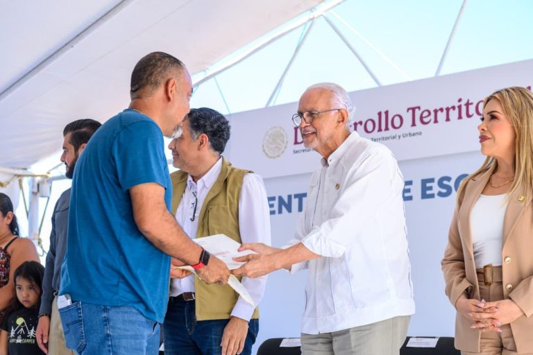 GOBIERNO BRINDA CERTEZA JURÍDICA A 275 FAMILIAS DE BAHIA DE BANDERAS