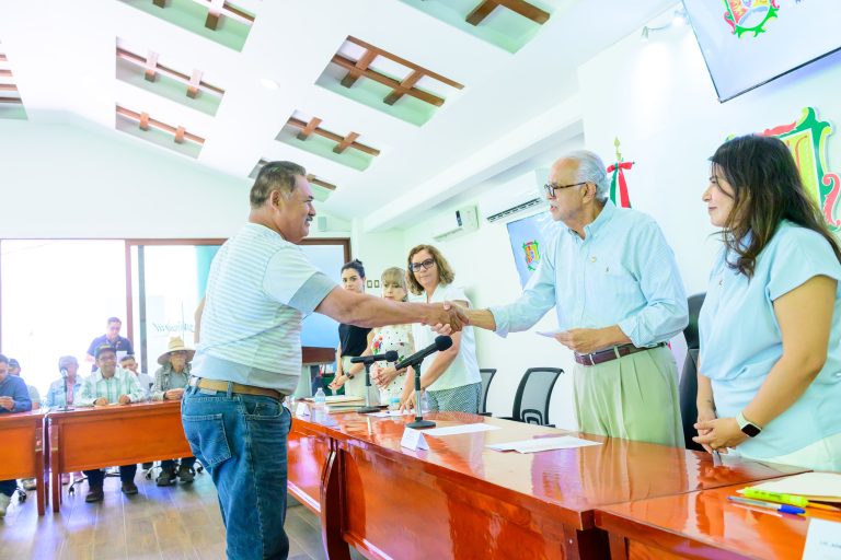 ENTREGA EL GOBERNADOR MÁS DE 3 MILLONES A FRIJOLEROS DE TUXPAN