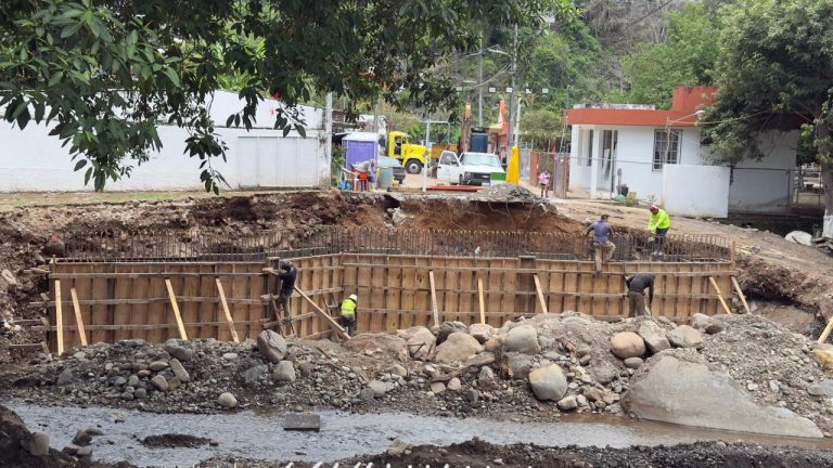 AVANZAN CONSTRUCCIÓN DE DOS PUENTES EN JALCOTOTÁN