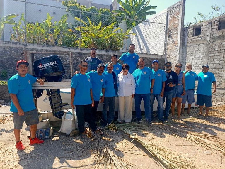 PESCADORES DE MIRAMAR RECIBEN CON ALEGRIA ENTREGA DE EMBARCACIÓN CON TODO Y PODEROSO MOTOR