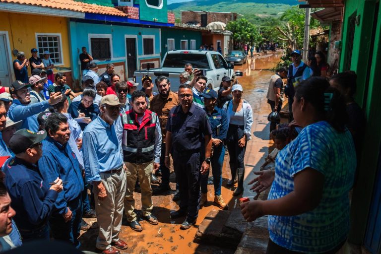 Miguel Ángel Navarro coordina atención inmediata para familias afectadas por las lluvias en Ahuacatlán