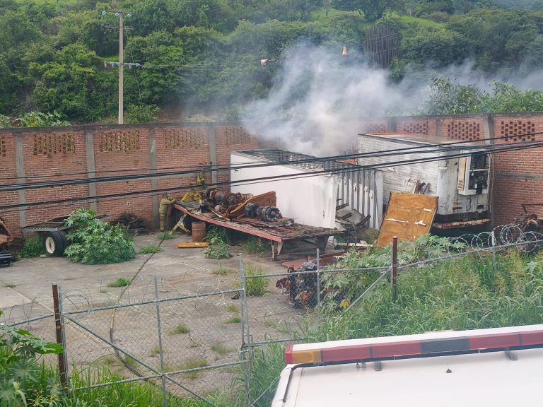 ARDIÓ TRÁILER EN CORRALÓN DE MEXPAN