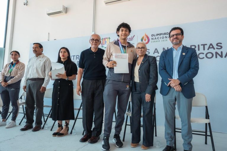 ENTREGA EL DOCTOR, JUSTO RECONOCIMIENTOS A MEDALLISTAS NAYARITAS