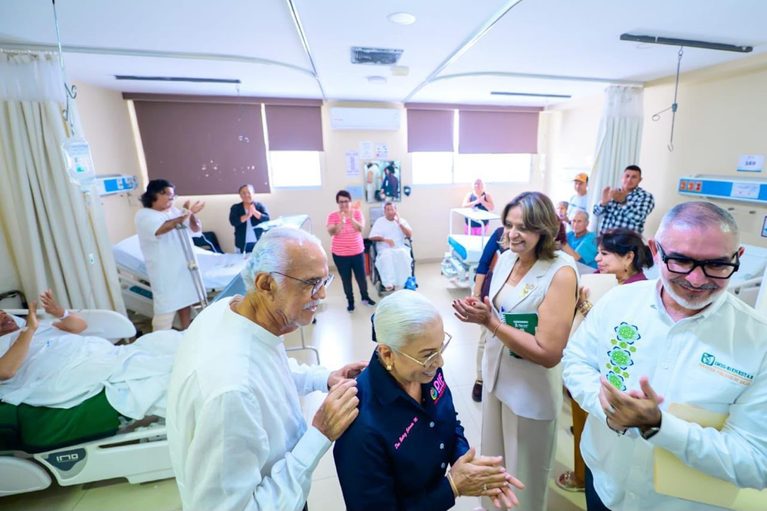 LOS DOCTORES VISITAN PACIENTES OPERADOS DE RODILLA Y CADERA