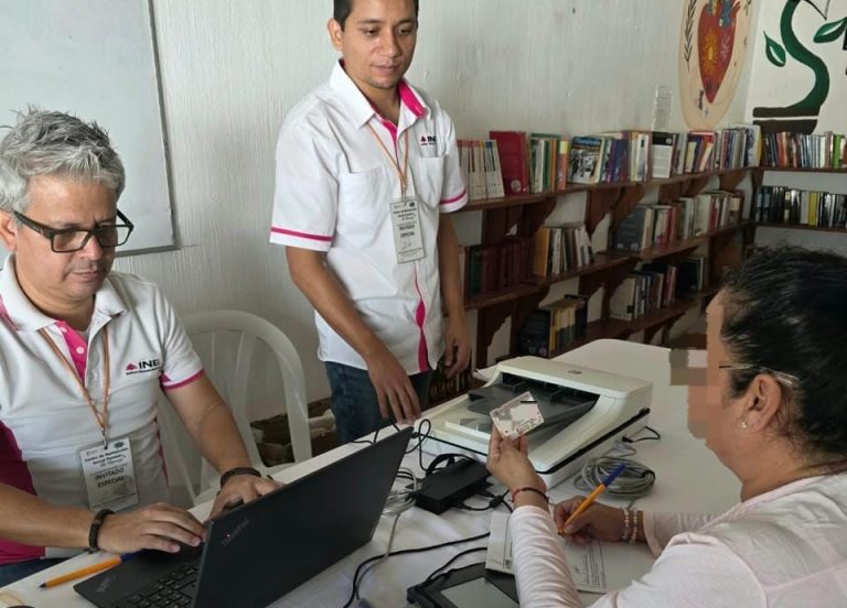EL INE INVADE LA CARCEL Y ENTREGA CREDENCIALES